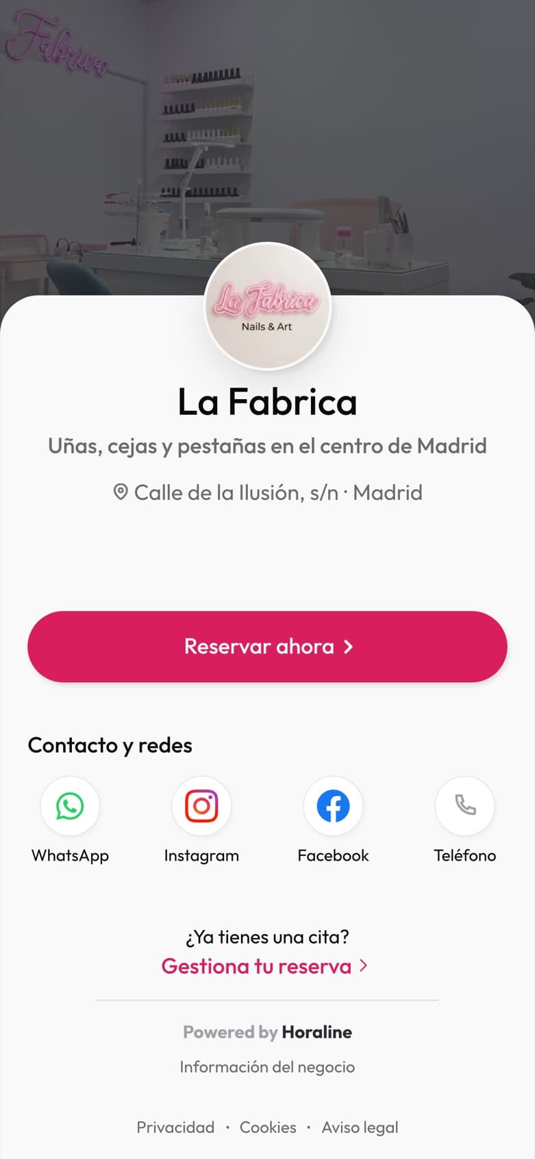 Página de reservas de La Fabrica en el móvil: portada, logo, «Reservar ahora» y contacto